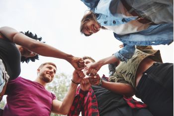 Grupa przyjaciół wsparcie przyjaźń młodzi ludzie