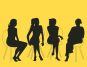 Cztery czarne sylwetki kobiet na żółtym tle