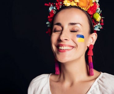 Uśmiechnięta kobieta w narodowym stroju ukraińskim