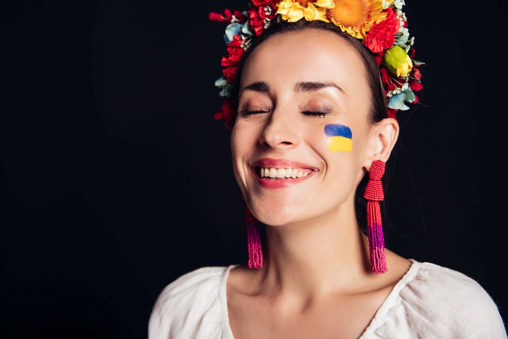 Uśmiechnięta kobieta w narodowym stroju ukraińskim