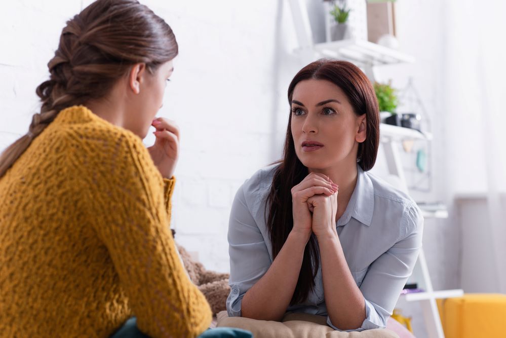 Dwie kobiety rozmawiają w gabinecie terapeutycznym