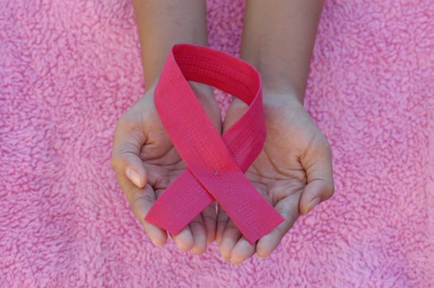 Polacy nie łączą ryzyka zachorowania na raka piersi z piciem alkoholu! Wyniki badań