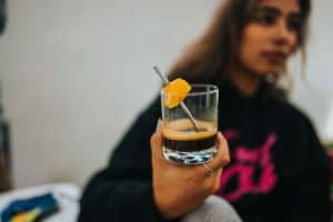 dlaczego nastolatki sięgają po alkohol